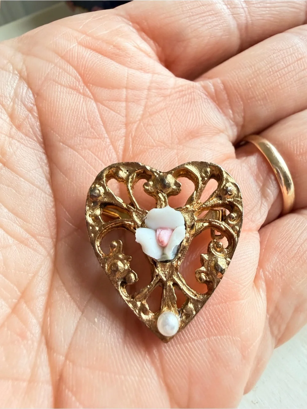 Vintage Gold Tone Filigree Heart Brooch Pink Rose Faux Pearl Romantic pin